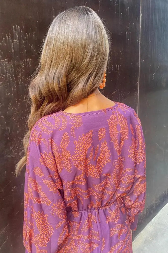 Elegante damesjurk met gedefinieerde taille en vloeiende halslijn