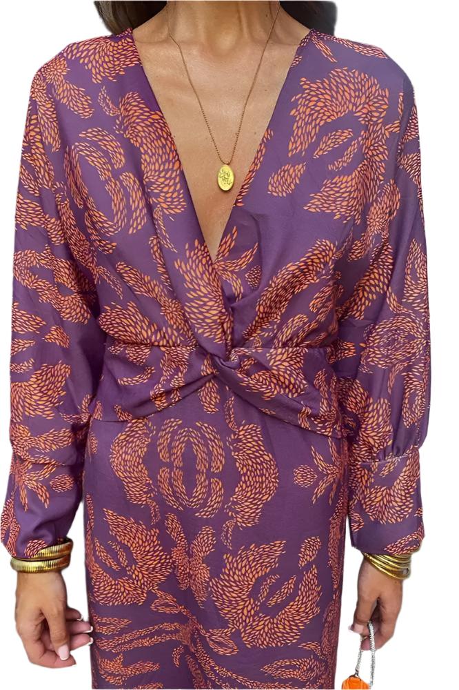 Elegante damesjurk met gedefinieerde taille en vloeiende halslijn
