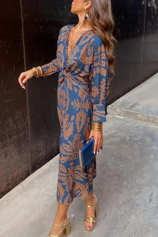 Elegante damesjurk met gedefinieerde taille en vloeiende halslijn
