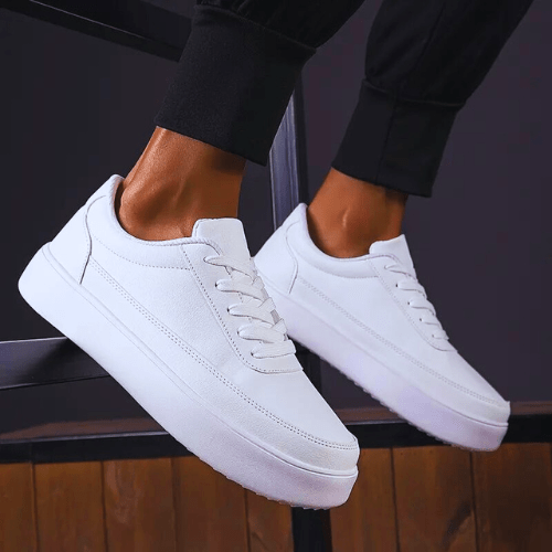 Witte lage heren sneakers met vetersluiting en platte zool