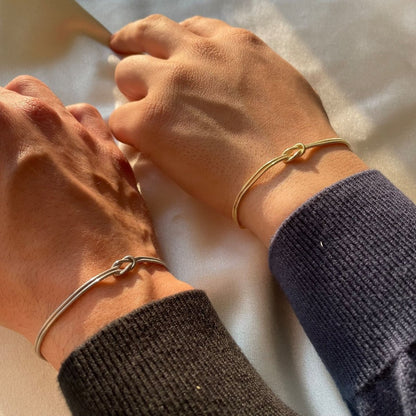 LUNA | Tijdloze Liefdesknoop Armband in Minimalistische Stijl